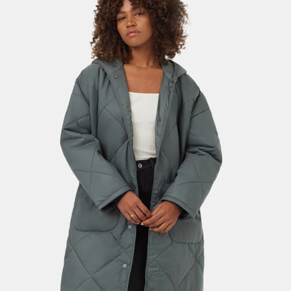 tentree Gray and Green Puffer Jacket with Diamond Quilting and Oversized Fit